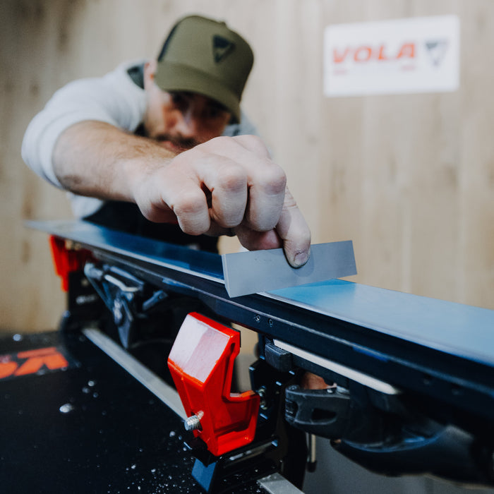 Nieuwe race-ski voorbereiden: inslijpen, kanten slijpen en belag impregneren