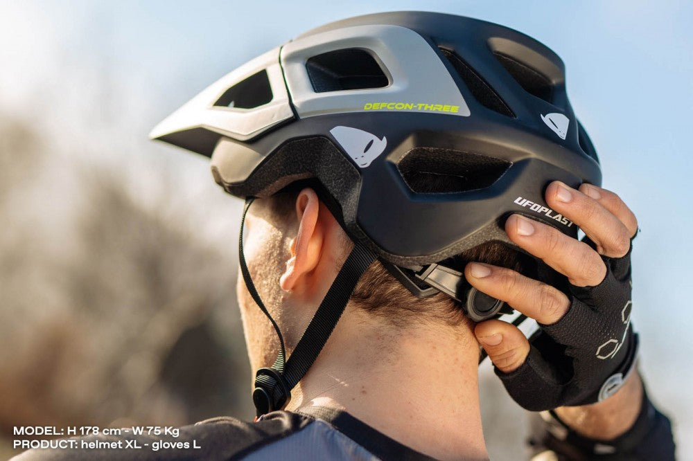 DEFCON THREE MOUNTAINBIKE-HELM SCHWARZ UND GRAU