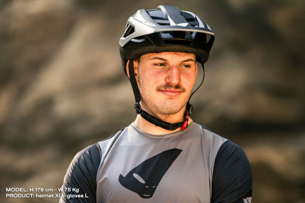 DEFCON THREE MOUNTAINBIKE-HELM SCHWARZ UND GRAU