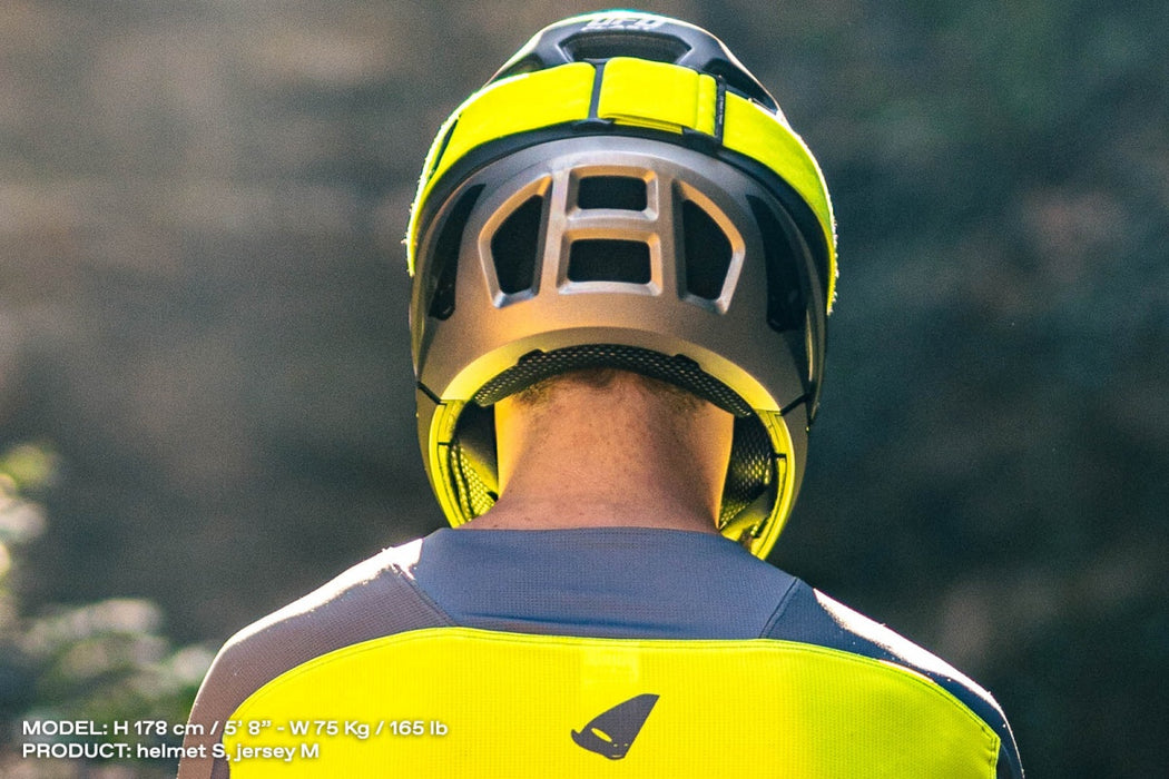 DEFCON ONE MOUNTAINBIKE-HELM SCHWARZ UND GRAU